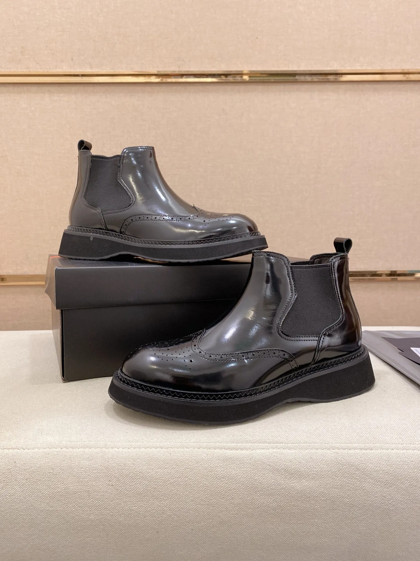 Factory price 760💰 Leather lining optional! 🍁🍁High-quality new PRADA counters are launched at the same time. The new men's shoes and 😘fabric are selected from imported lacquered first-layer cowhide and imported cowhide lining. 👍🏿 High-end ☄️ air-cushion molded anti-slip rubber outsole, exquisite lines, simple and elegant, comfortable and high-end for leisure travel. Code number: 38 to 45
